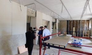 Владимир Зверков ознакомился с ходом ремонта в отделении МФЦ Ленинского района Донецка. Фото 2