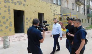 Владимир Зверков ознакомился с ходом ремонта в отделении МФЦ Ленинского района Донецка. Фото 3