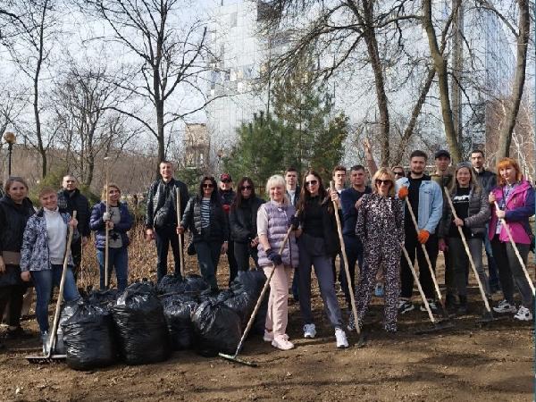 Вместе к чистоте: сотрудники Минэкономразвития ДНР приняли участие в субботнике